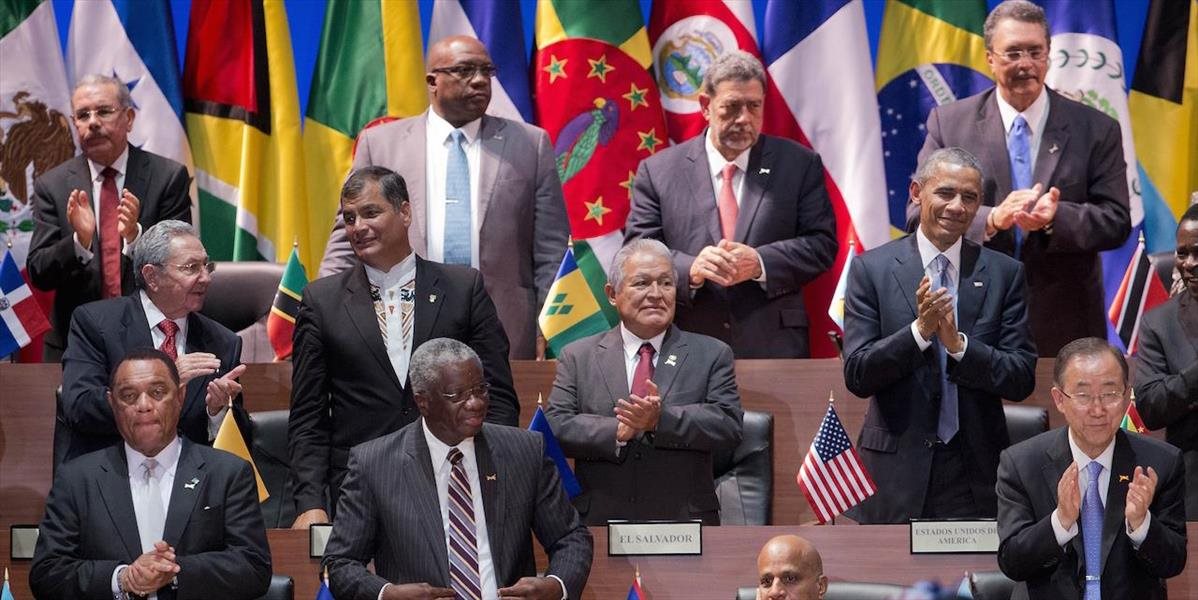 Barack Obama a Raúl Castro si na Summite Amerík podali ruky