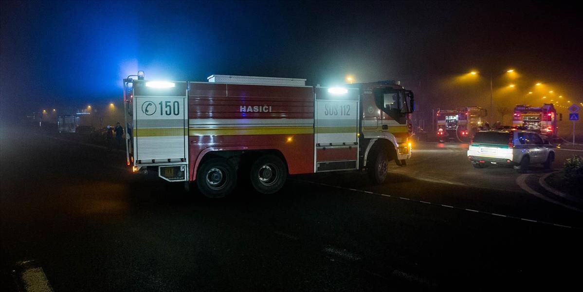 Hasiči likvidovali požiar chatky na Beňovského ulici v Bratislave