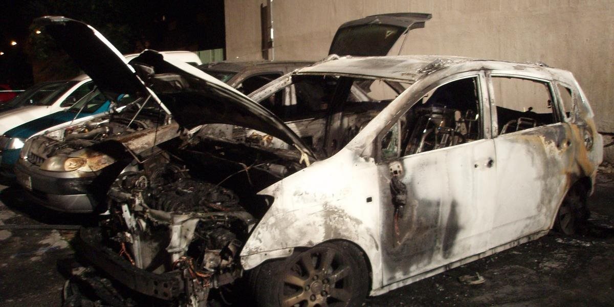 Polícia vyšetruje požiar štyroch áut v Bratislave
