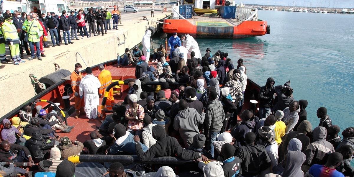 Talianska pobrežná stráž zachránila v Stredozemnom mori takmer 1000 utečencov