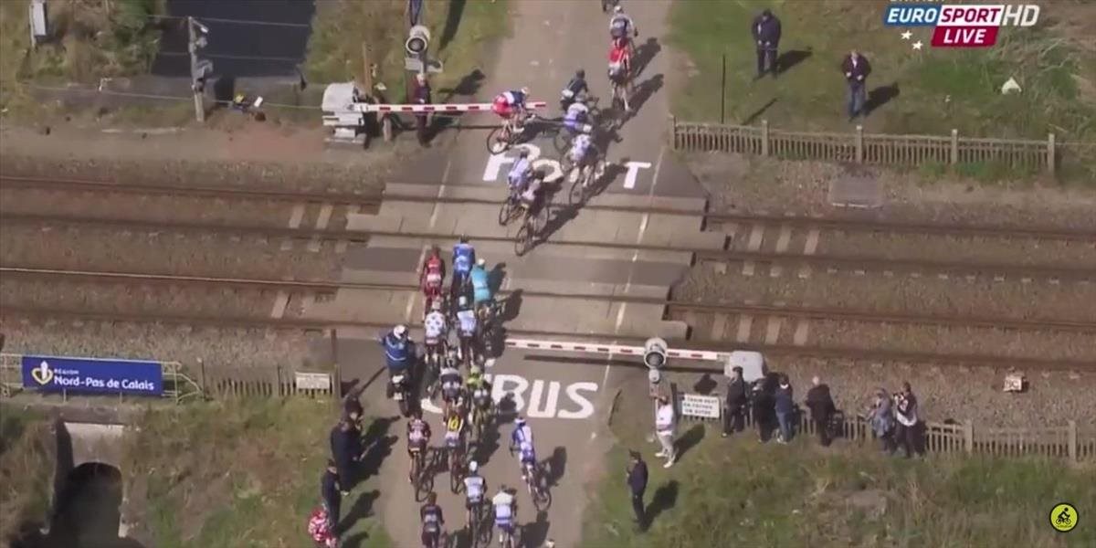 VIDEO nebezpečná situáciu na Paríž-Roubaix: Hrozila tragédia