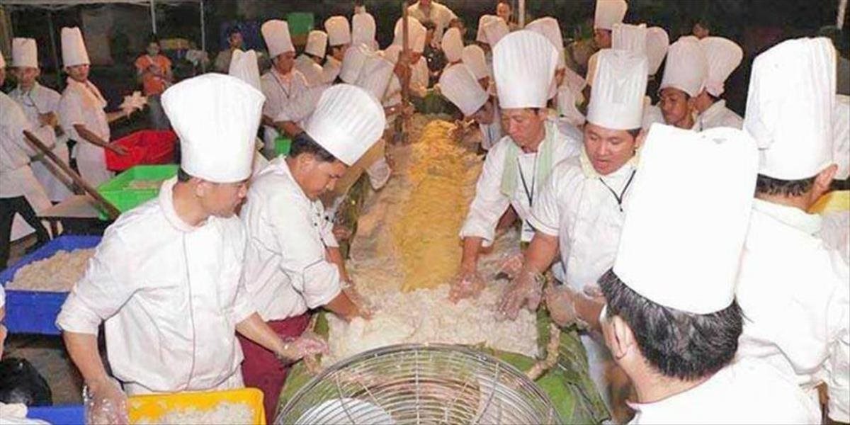 Kambodžskí šéfkuchári sa pokúšajú pokoriť svetový rekord ryžovou tortou