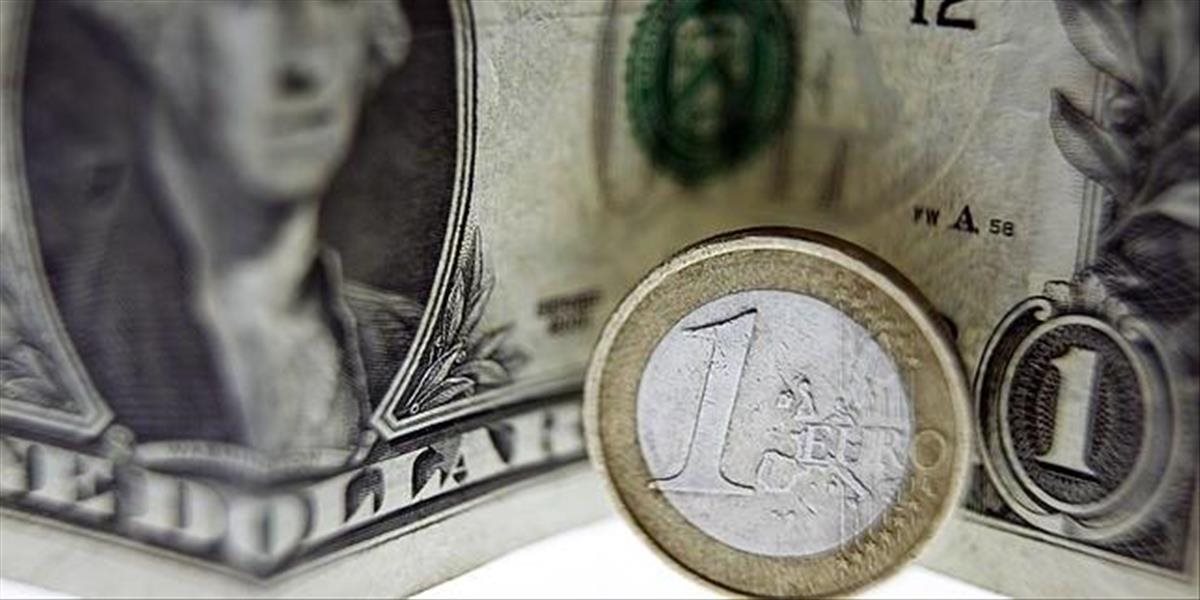 Euro voči doláru kleslo na takmer 12-ročné minimum
