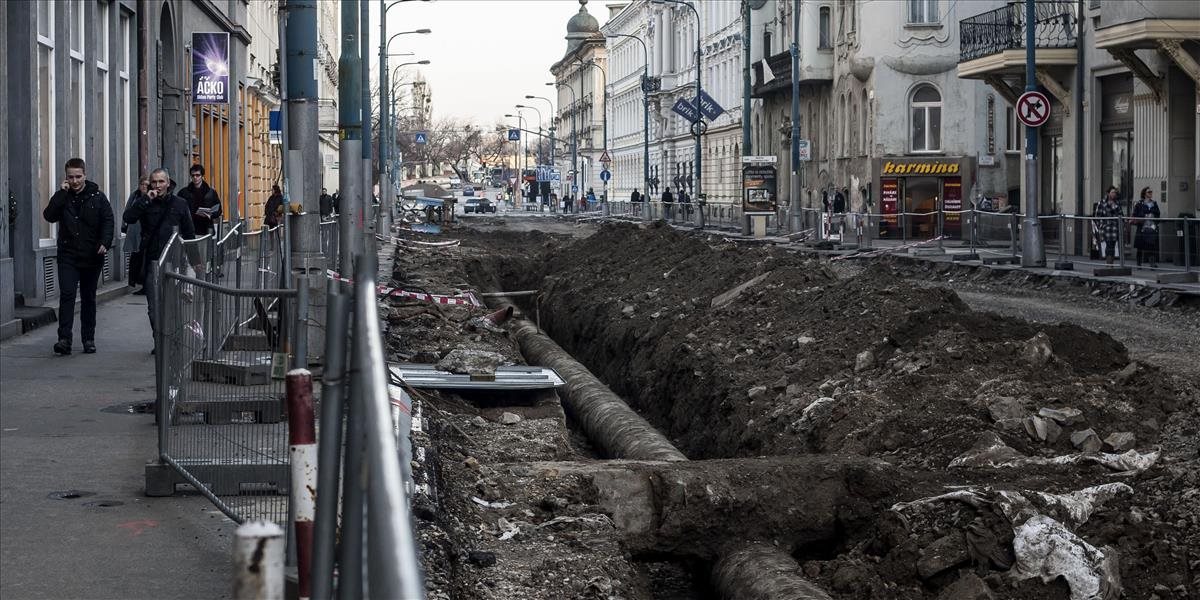 Štúrova ulica v Bratislave je ešte stále rozkopaná, hotová mala byť už včera
