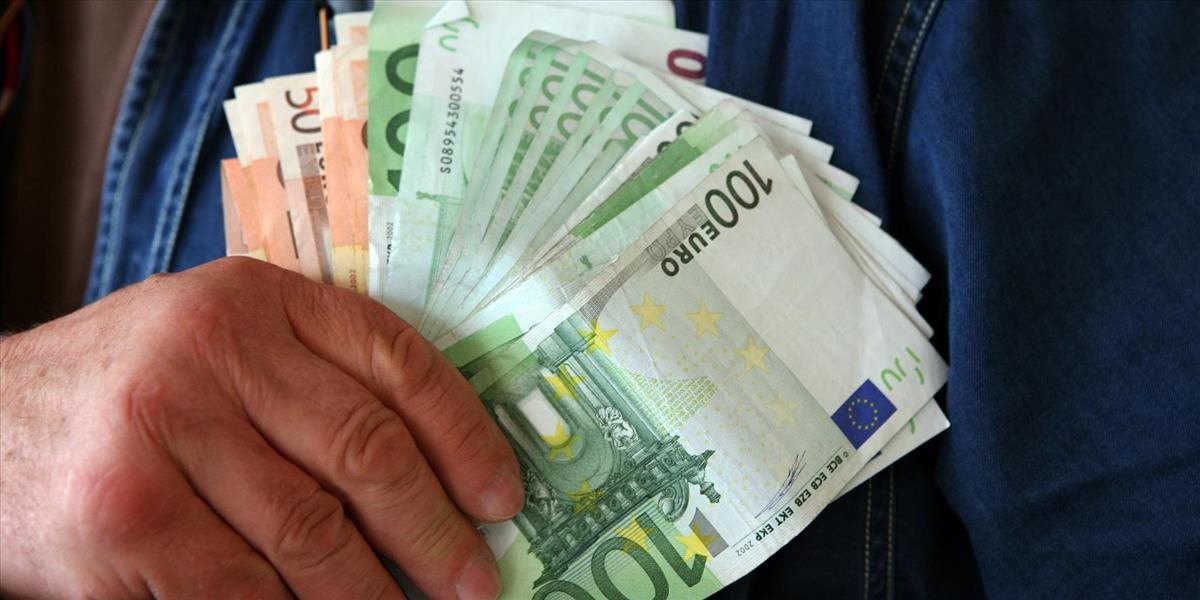 Priemerná mesačná mzda vo februári 2015 v priemysle dosiahla 905 eur