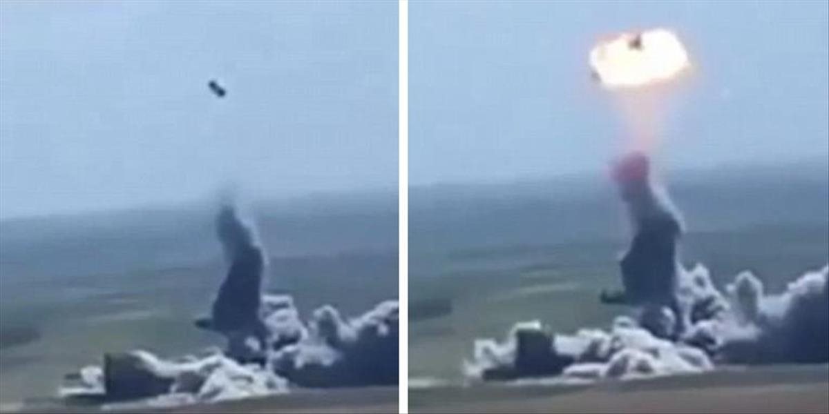 VIDEO Samovražedný atentátnik z Islamského štátu vyletí s autom do vzduchu, a tam exploduje
