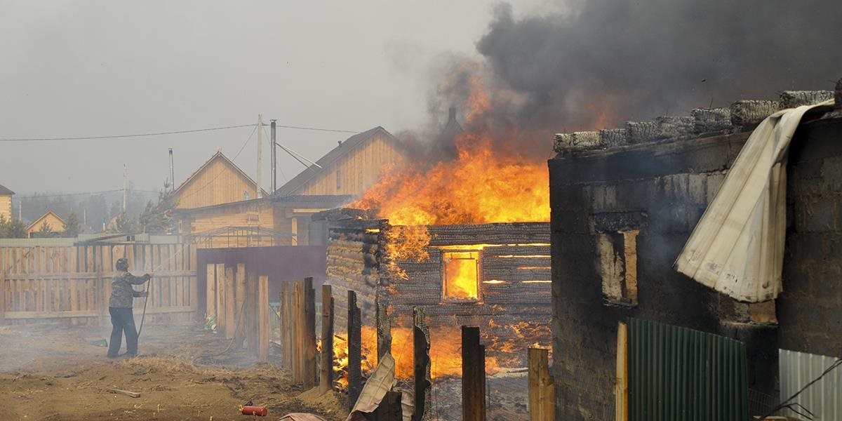 Lesné požiare na južnej Sibíri pripravili o strechu nad hlavou 4700 ľudí
