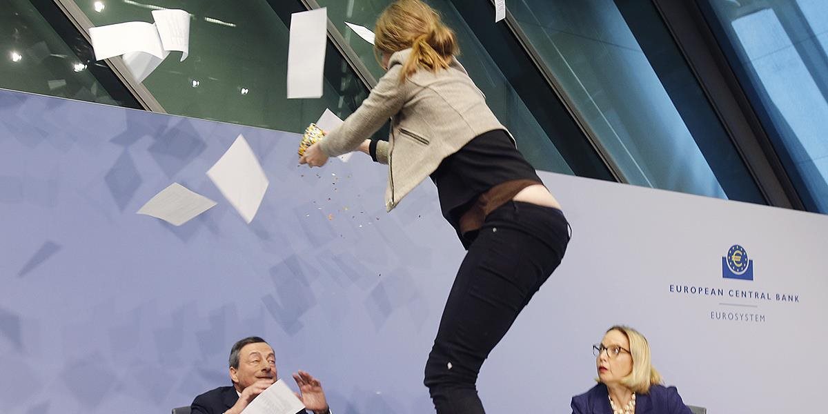 VIDEO Na šéfa ECB Draghiho počas tlačovky 'zaútočila' neznáma mladá žena