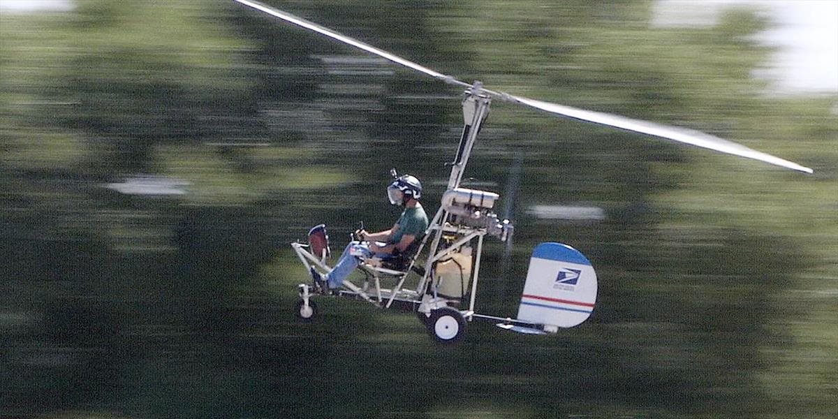 VIDEO Pred budovou Kongresu pristál s malým vrtuľníkom 61-ročný poštár