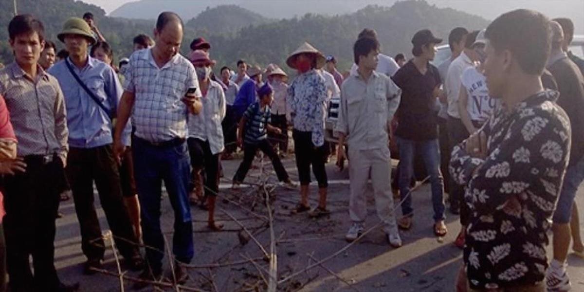 Dedinčania vo vietname zablokovali na protest proti znečisťovaniu diaľnicu