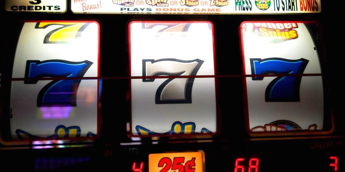 Obvinila 32-ročného muža, ktorý v bare "vybielil" výherný hrací automat