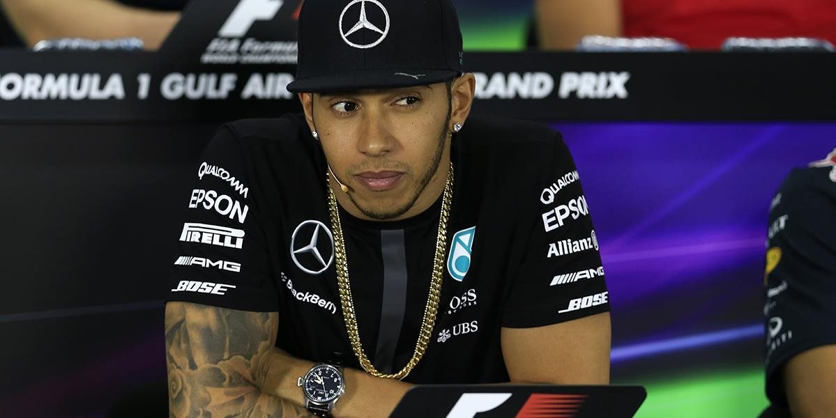 F1: Hamilton obvinený zo sexistickej šikany, hosteska problém nevidí