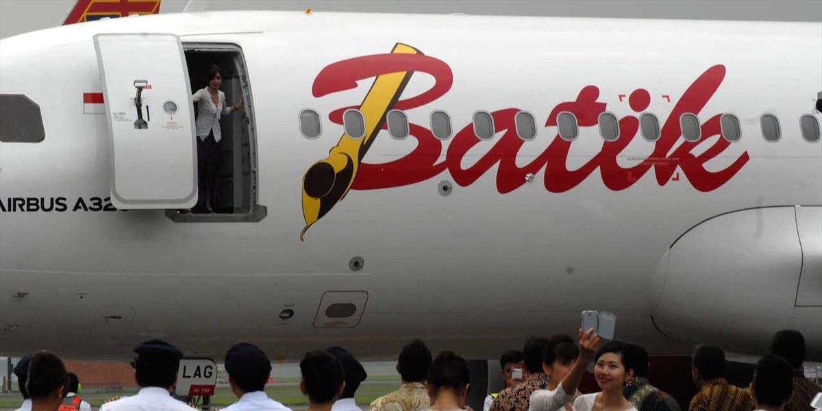 Vyhrážka bombou si vynútila núdzové pristátie lietadla v Indonézii