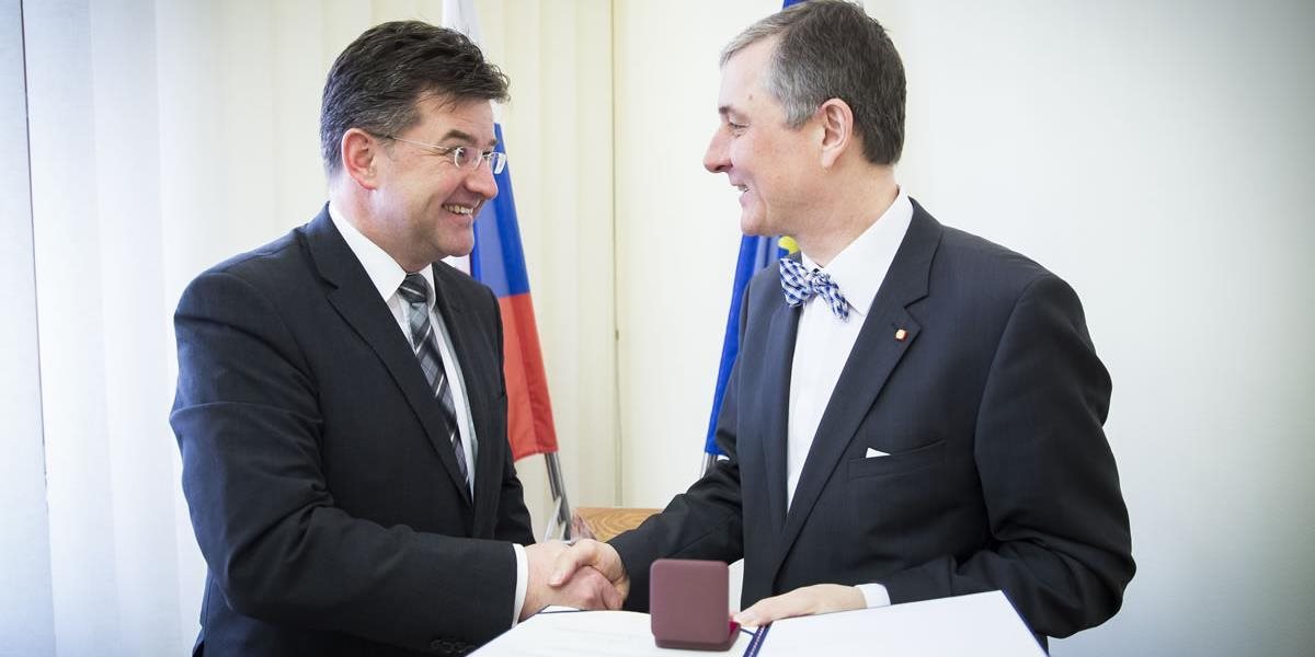 Minister Lajčák udelil poľskému veľvyslancovi Zlatú plaketu