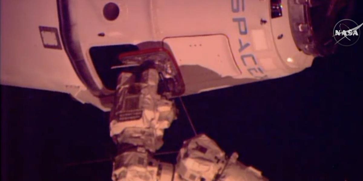 Na ISS dorazila zásobovacia loď Dragon, astronautom doviezla aj kávovar