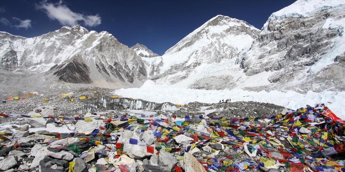 Nepál spomínal na 16 šerpov, ktorí pred rokom zahynuli v lavíne pod Everestom