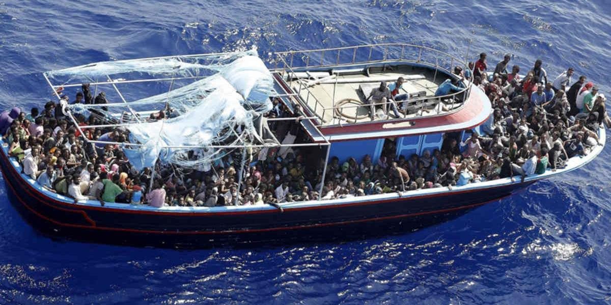 Z prevrátenej lode sa zatiaľ podarilo talianskej pobrežnej stráže zachrániť 28 ľudí