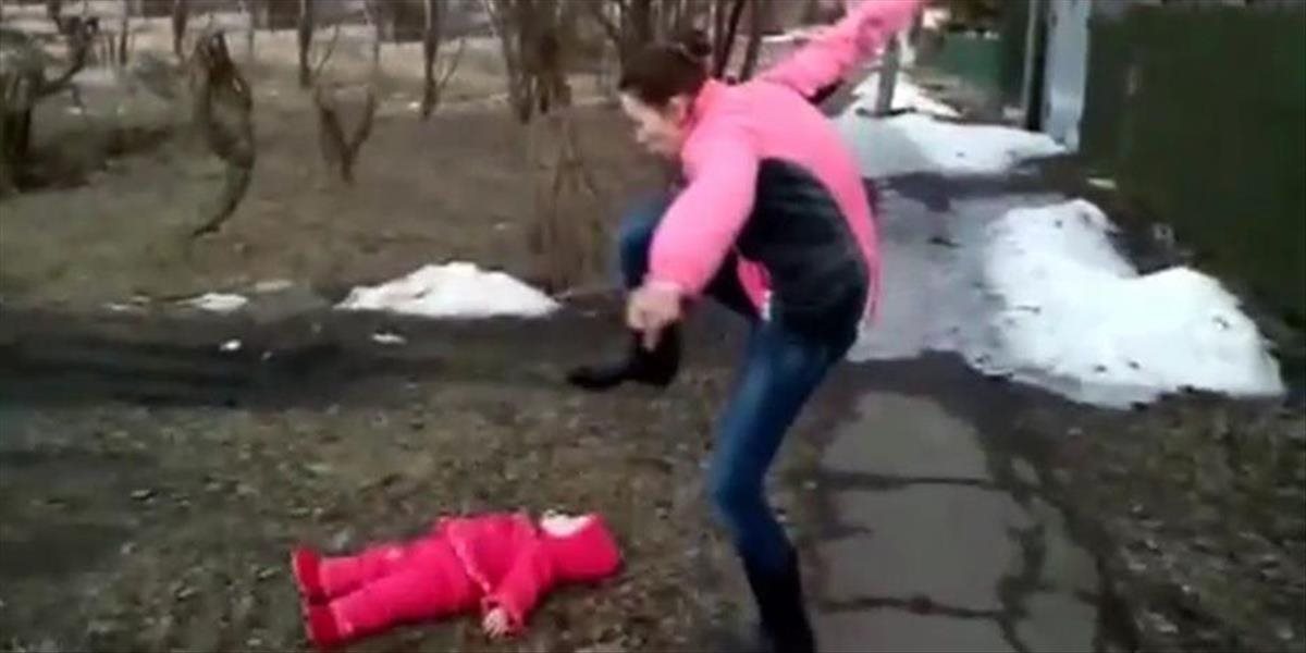 VIDEO Matka počas hádky s manželom chcela šliapnuť na vlastné dieťa