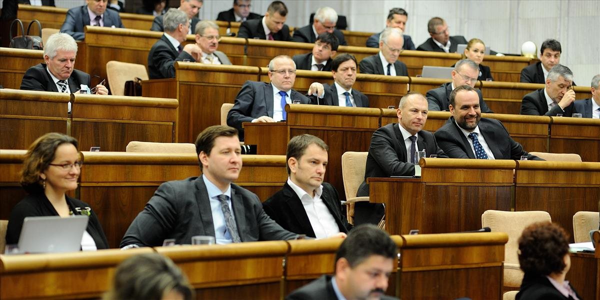 Parlament zanechá odvolávanie Figeľa a vráti sa k reštrukturalizácii