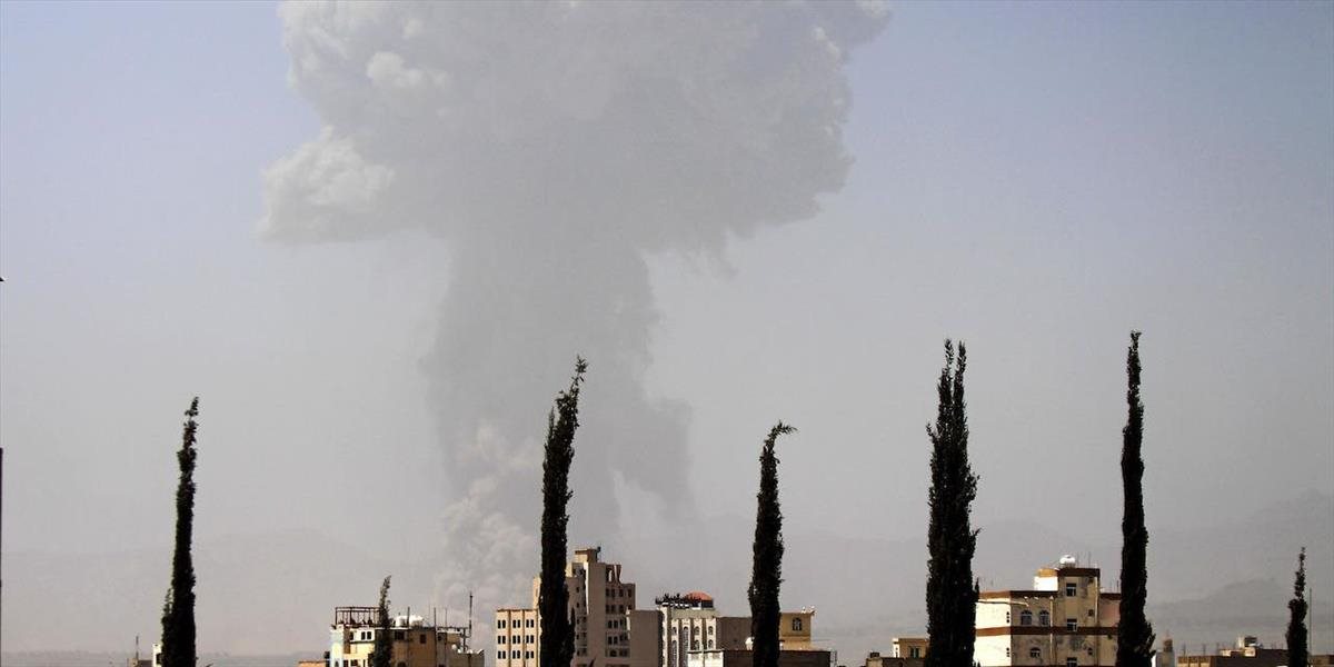 Nálet na raketovú základňu v jemenskej metropole spôsobil masívny výbuch