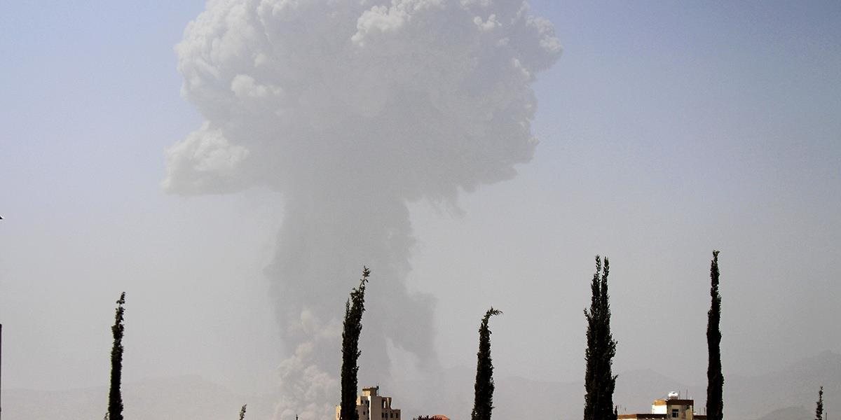 VIDEO Nálet na raketovú základňu v Saná spôsobil silný výbuch