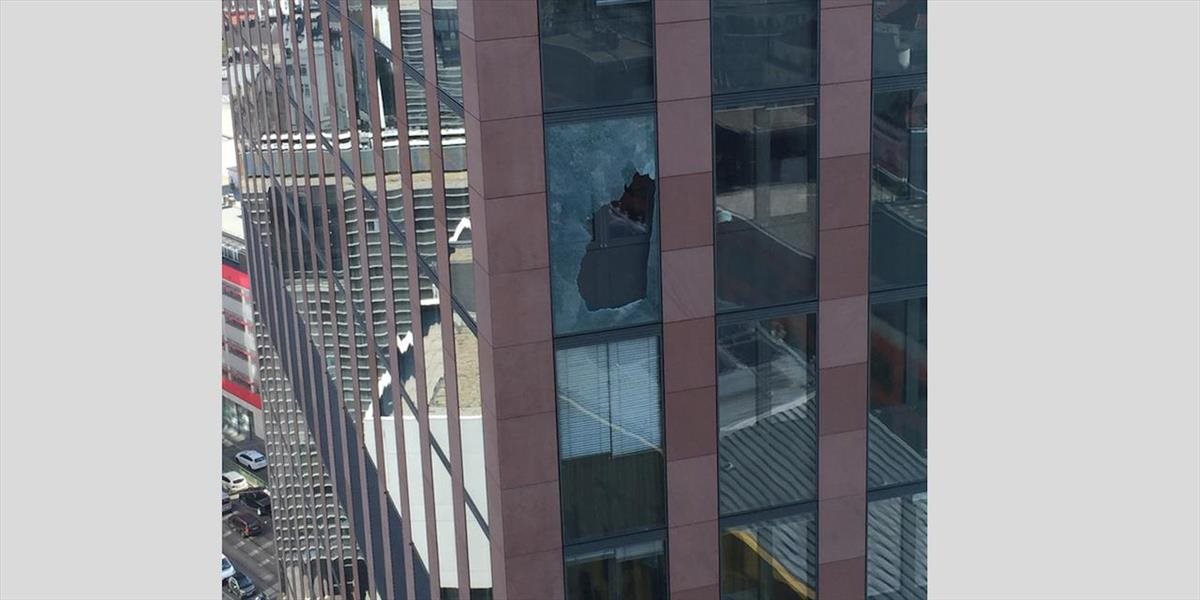 Vo Viedni sa zrútila sklenená časť fasády sídla ministerstva spravodlivosti