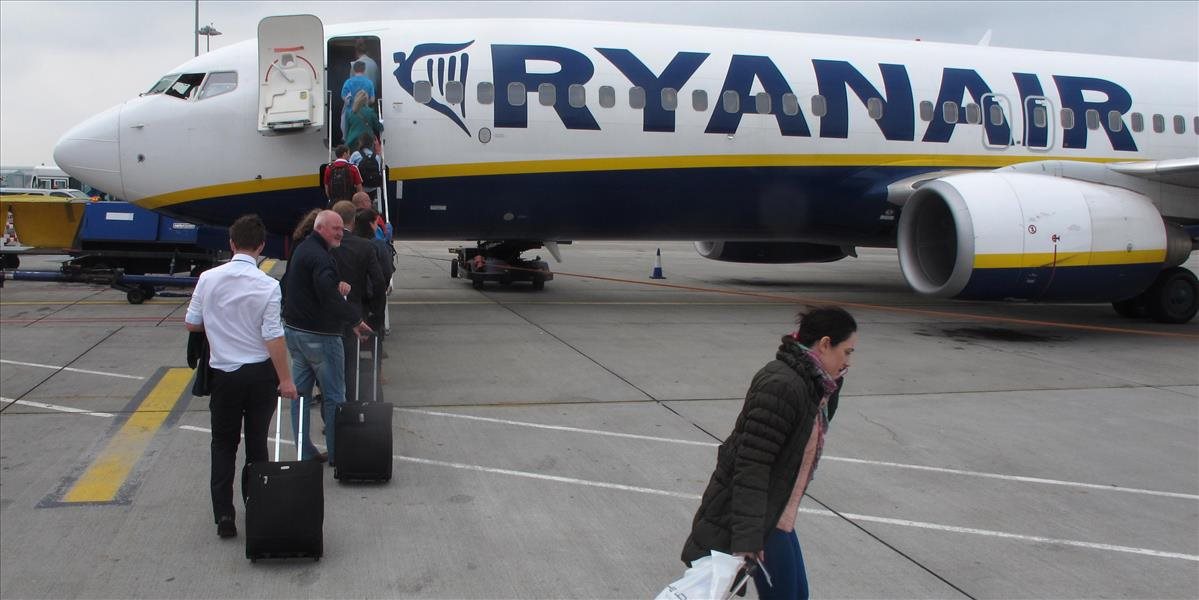 FOTO Lietadlo Ryanairu sa muselo kvôli poruche vrátiť naspäť do Bratislavy, chvíľu muselo krúžiť nad Sládkovičovom