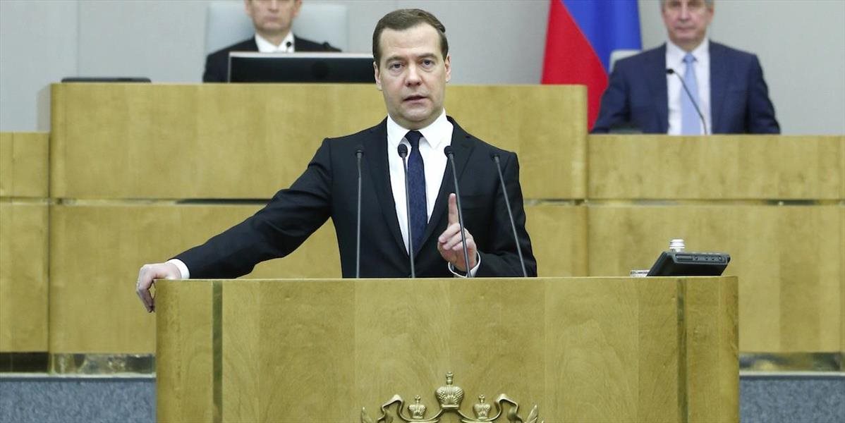 Medvedev očakáva, že ruskú ekonomiku budú naďalej trápiť sankcie