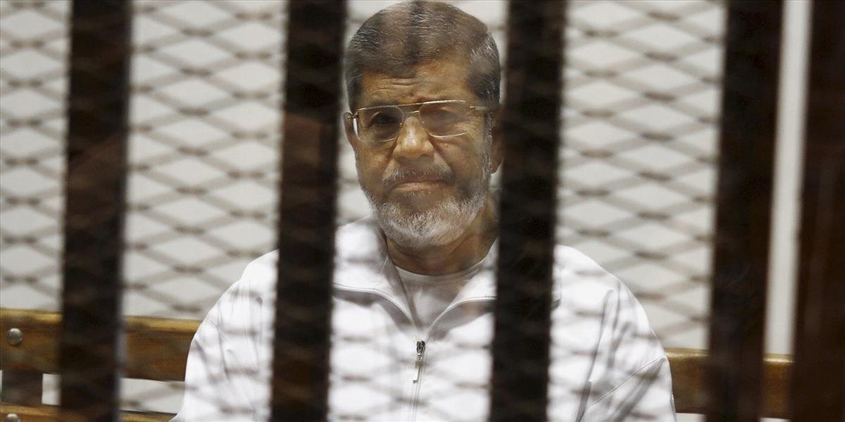 Amnesty International žiada zopakovanie procesu s Mursím pred civilným súdom