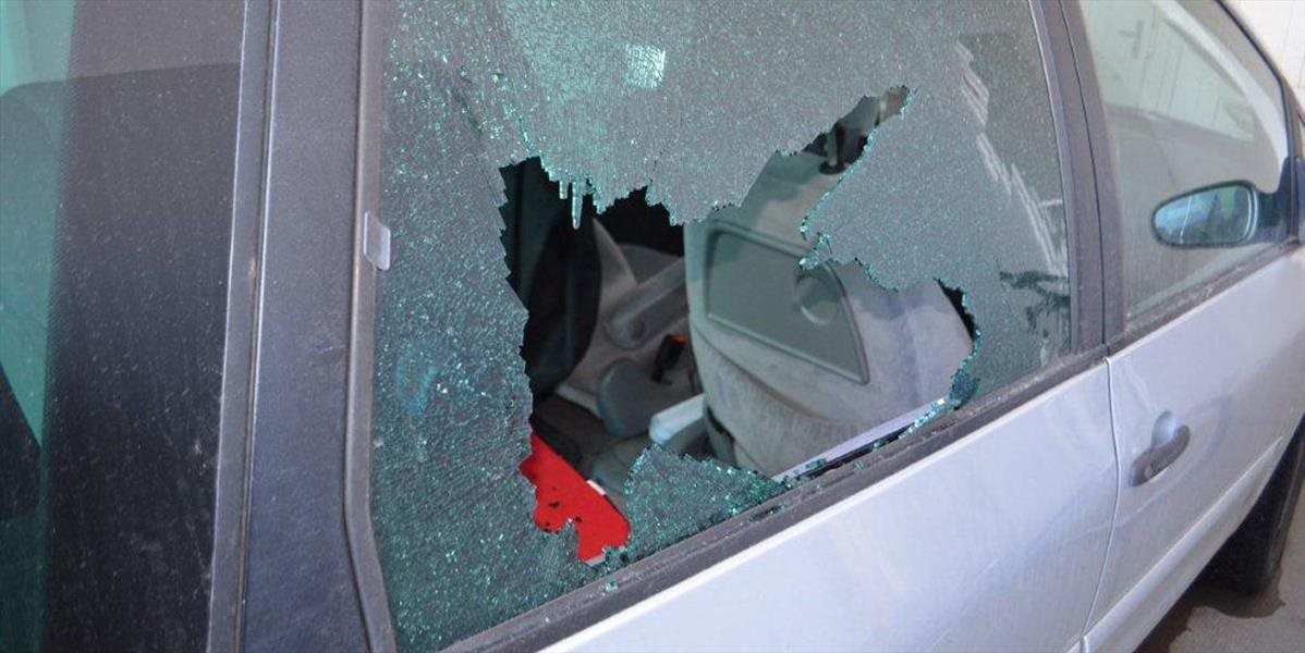 Čelom trieskal o kapotu auta, päsťou rozbil sklo
