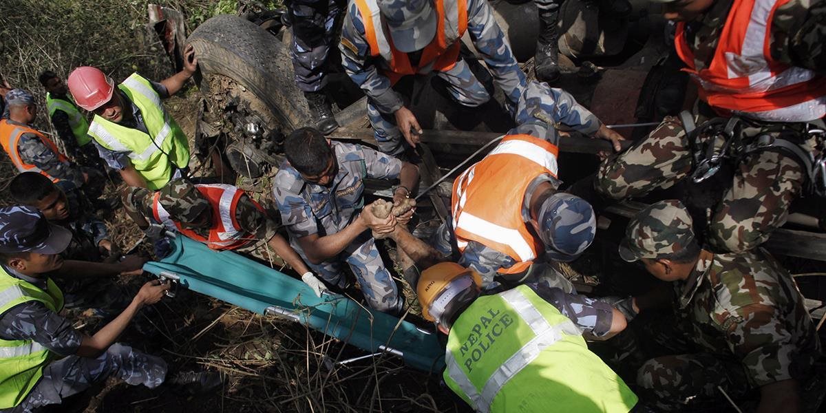 V Nepále sa zrútil autobus s pútnikmi, zahynulo najmenej 17 Indov