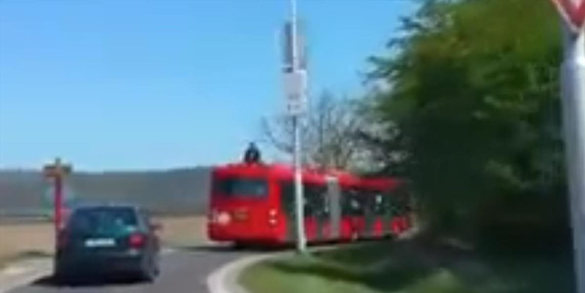 VIDEO Muž sa vozil na streche autobusu MHD v Bratislave