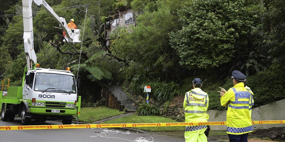 Austrálski záchranári a dobrovoľníci likvidujú škody po ničivej búrke