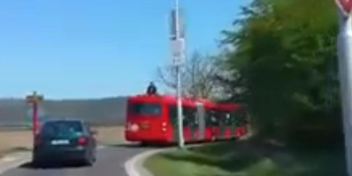 Pasažiera prevážajúceho sa na streche autobusu MHD v Bratislave už dolapili: Jeho dôvod vás prekvapí