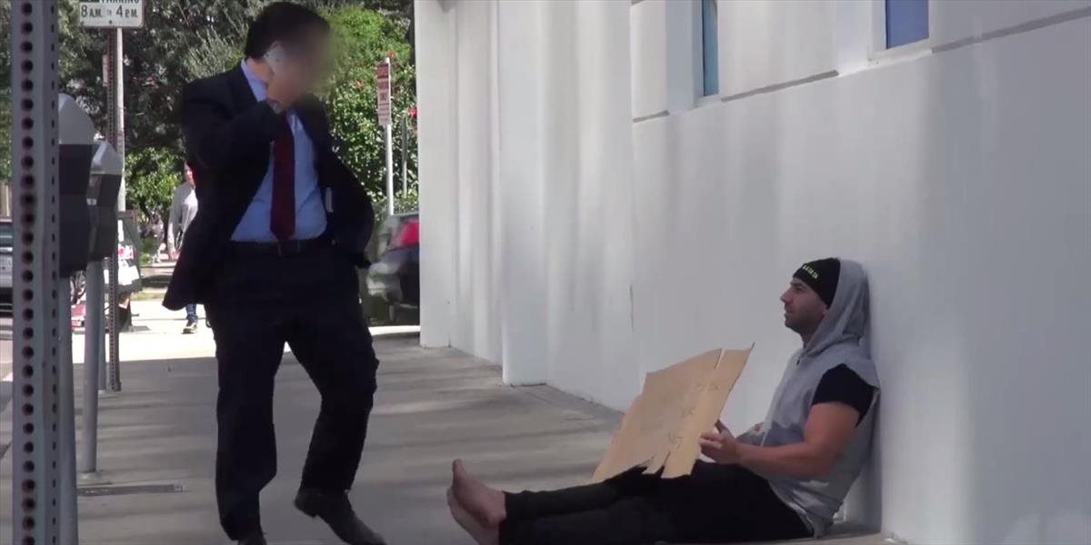 VIDEO Bezdomovec rozdával peniaze na ulici, takto reagovali okoloidúci