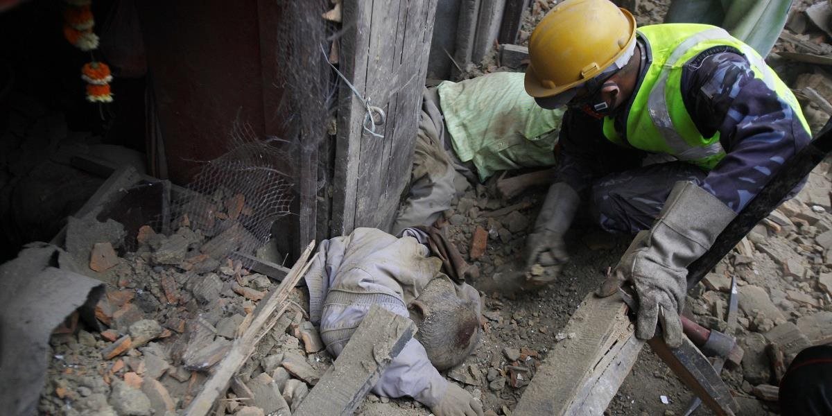 Počet obetí silného zemetrasenia v Nepále stúpol na takmer 800