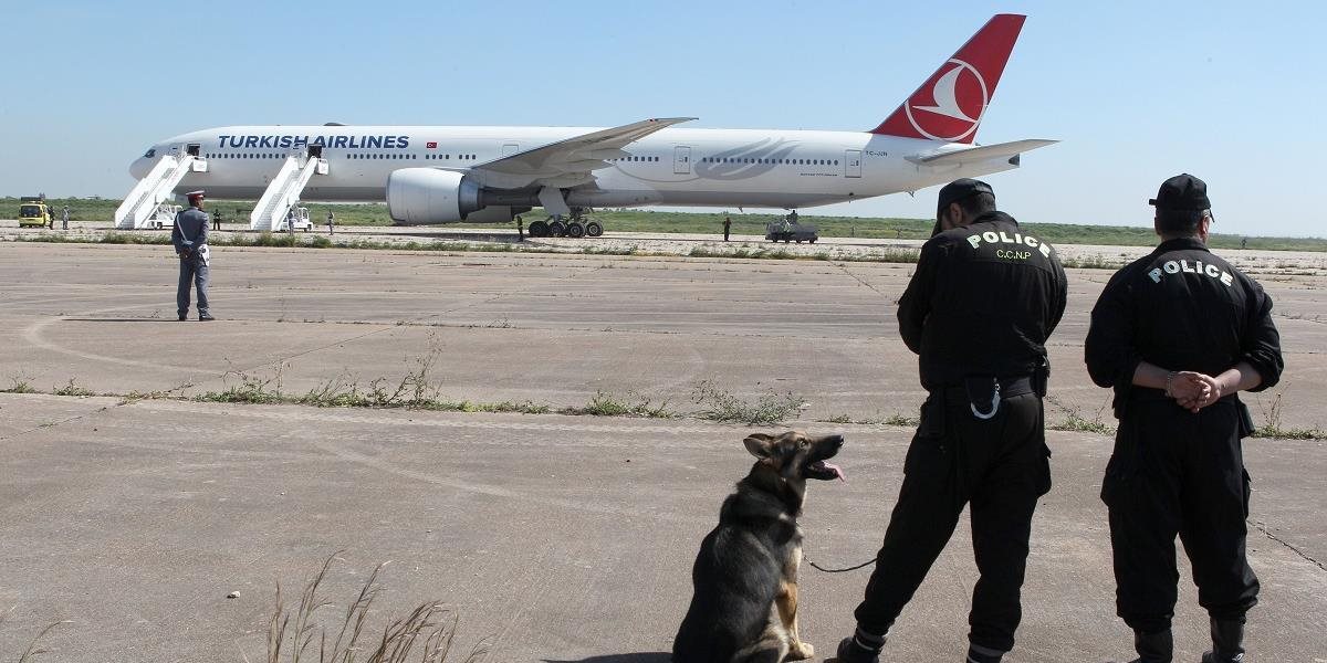 Airbus A320 núdzovo pristál s horiacim motorom v Istanbule