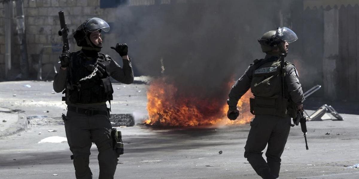 Po smrti dvoch Palestínčanov vrazil muž autom do policajtov