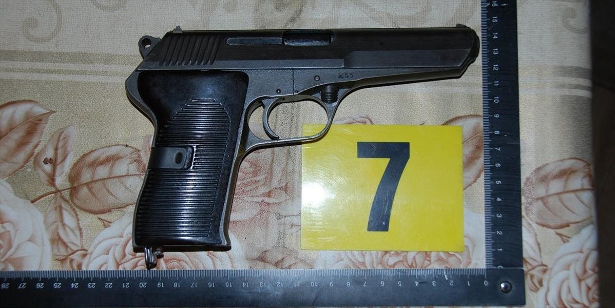 Muž z Trutnova mal doma 42 zbraní, 13 z nich v nelegálnej držbe