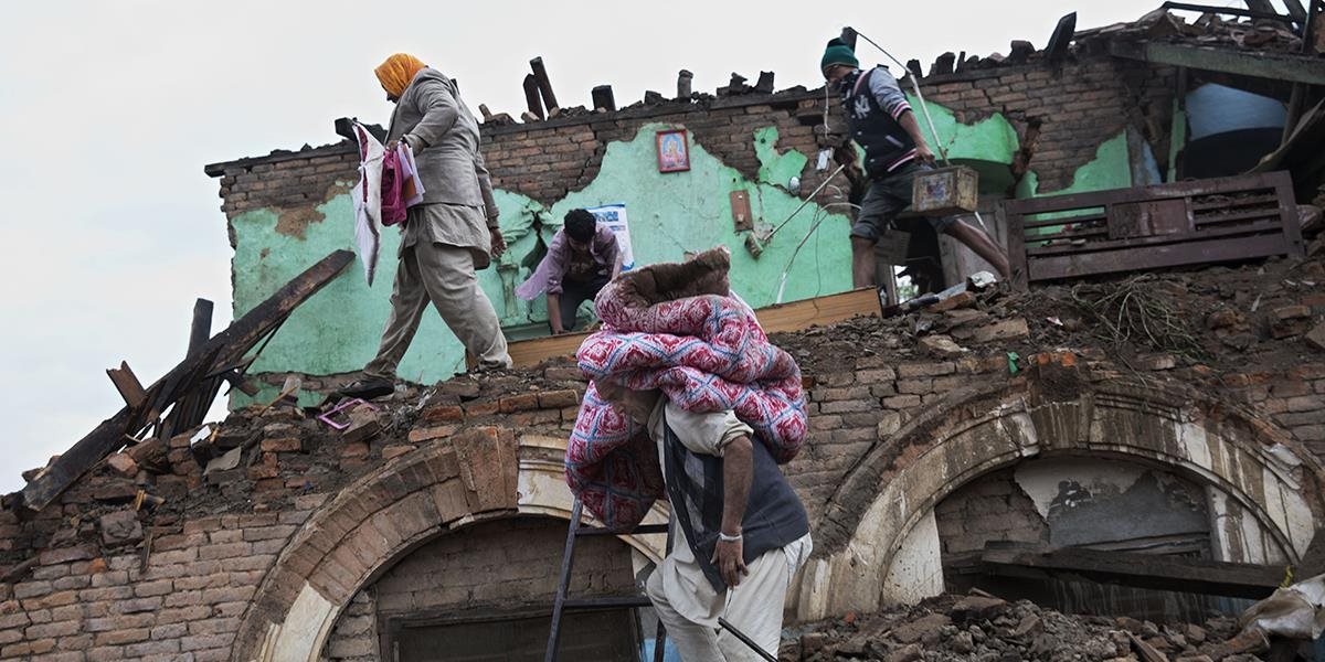 Zúfalí Nepálčania utekajú z metropoly Káthmandu, počet obetí stúpol už na 3726