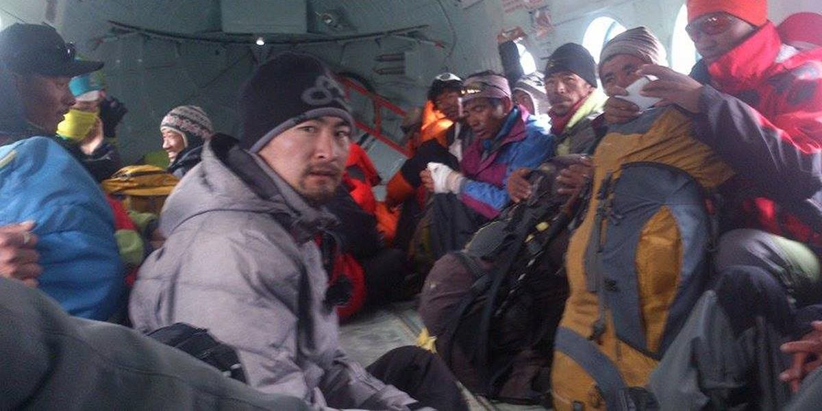 Vrtuľníky evakuujú horolezcov uviaznutých na Evereste, pre zemetrasenie v Nepáli