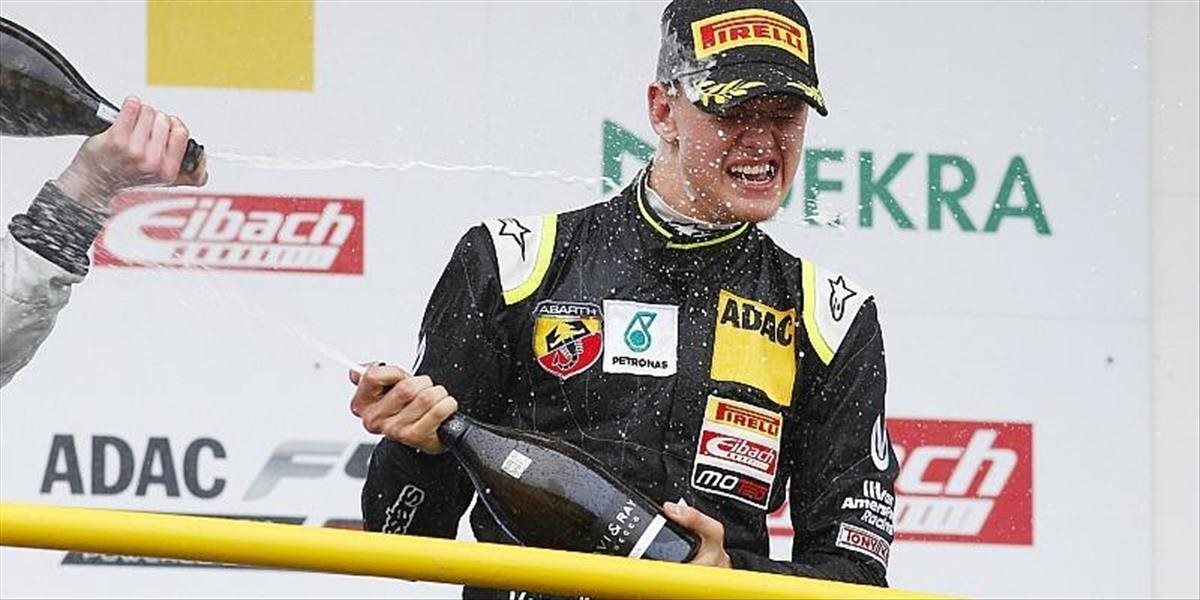 Syn Michaela Schumachera vyhral svoje prvé preteky Formuly 4