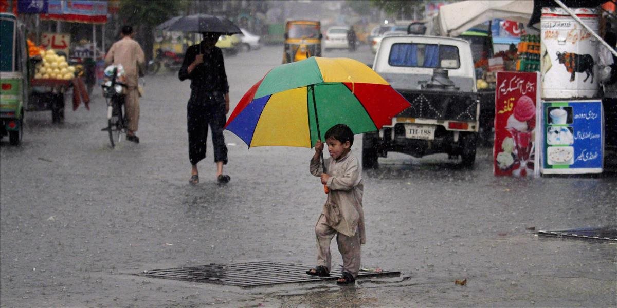 Malé tornádo zabilo 44 ľudí, na Pakistan vplývajú klimatické zmeny
