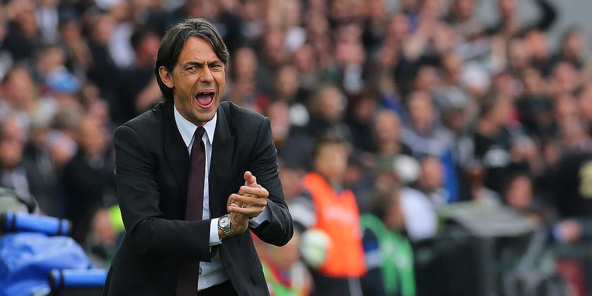 Inzaghi ako De Laurentiis, hráčov AC Miláno zavrel do kempu