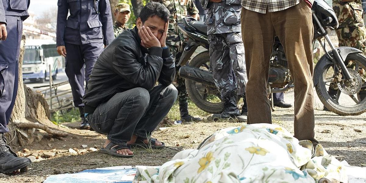 Nahnevaní Nepálčania sami, holými rukami prehľadávali trosky po zemetrasení