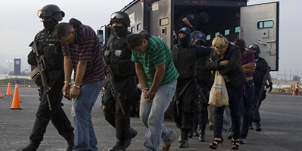 Mexická polícia zachránila pri hranici s Texasom 92 migrantov