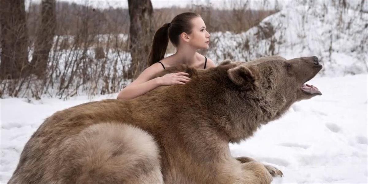 VIDEO Polonahé ruské modelky pózovali s obrovským živým medveďom