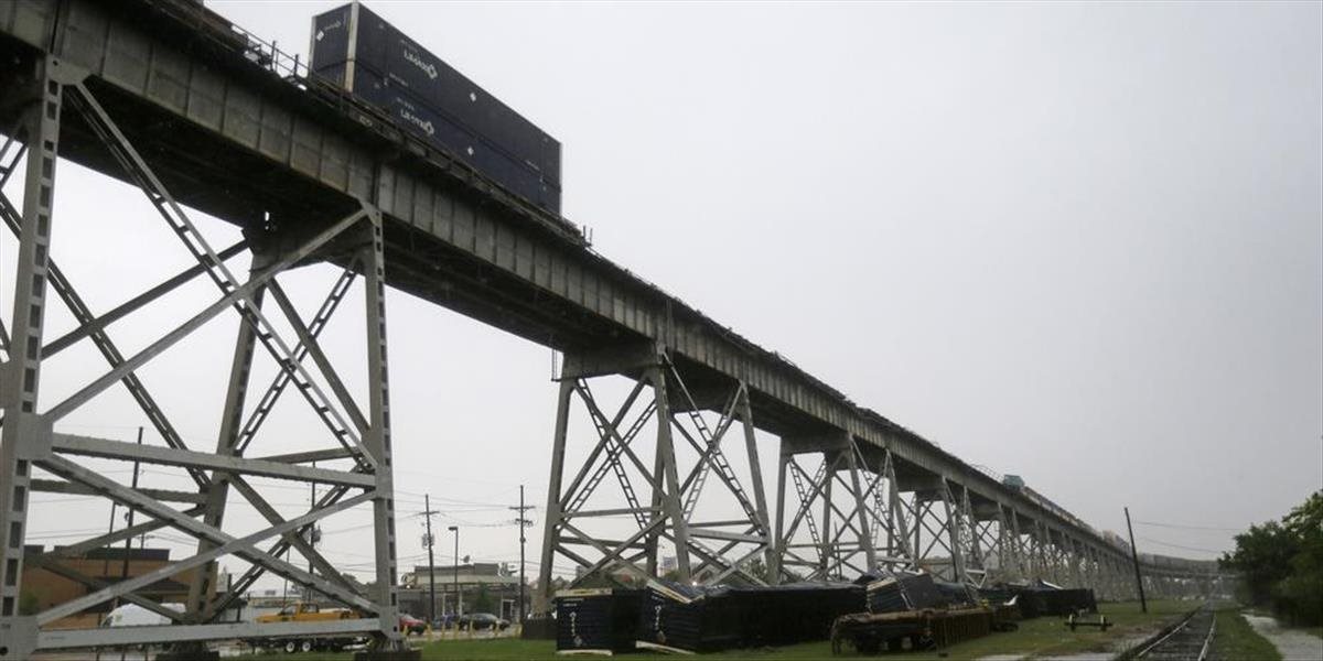 VIDEO Víchrica v USA: Vietor sfúkol vlak z mosta