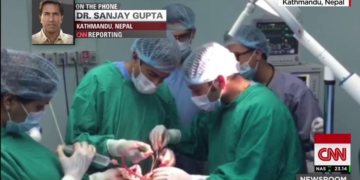 Neuveriteľné VIDEO z Nepálu: Reportér prestal natáčať, aby vykonal operáciu mozgu