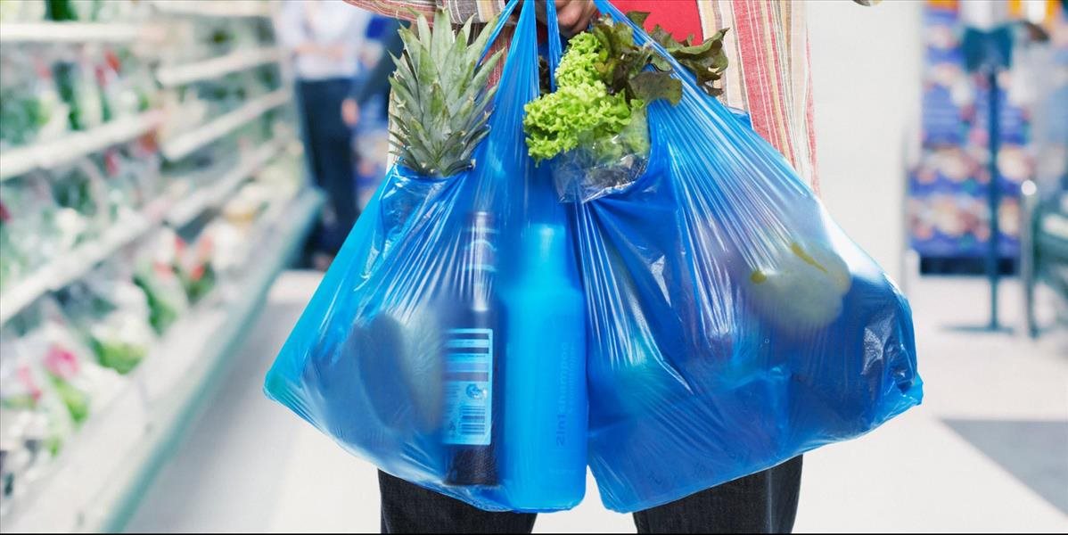 Slovenskí europoslanci podporili uznesenie o znižovaní počtu plastových tašiek